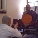 Le futur monk is respectfully sitting front of the instructor